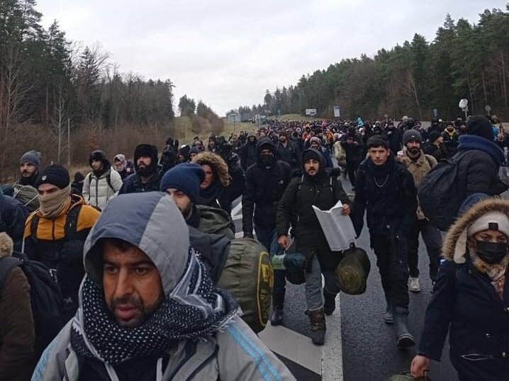 Сотни мигрантов направляются к границе Белоруссии с Польшей