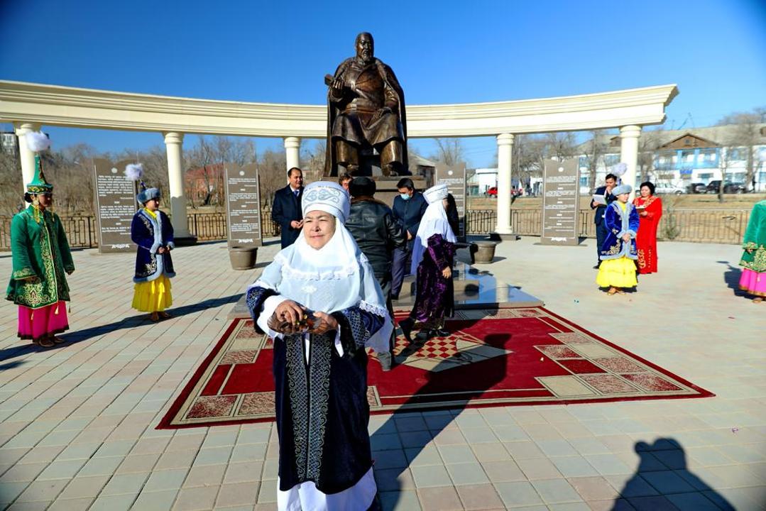 Памятник Абаю открыли в Жезказгане