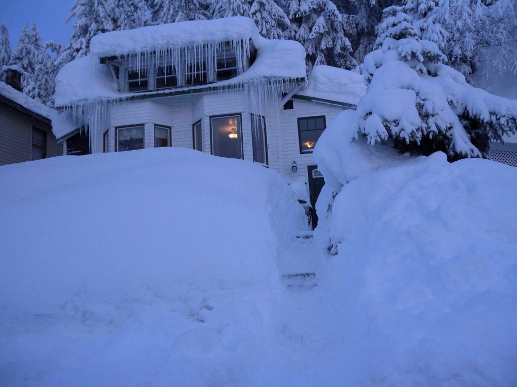 Заваленные снегом дома. Дом занесло снегом. Дом в сугробе. Снежный домик. Аляска зима.
