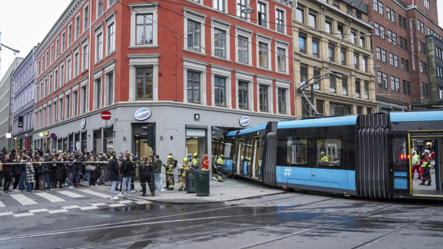 Four Injured after a tram crashes into an Apple store in Oslo